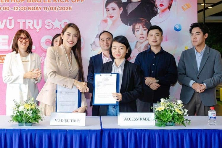 Lễ ký kết hợp tác giữa Vũ Diệu Thúy và Accesstrade
