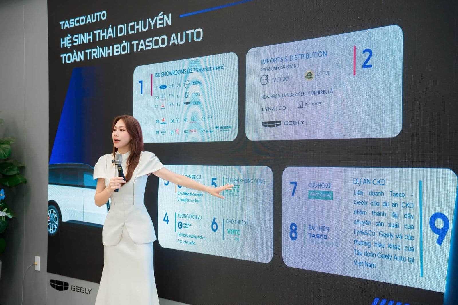 Vũ Diệu Thúy trình bày tại doanh nghiệp